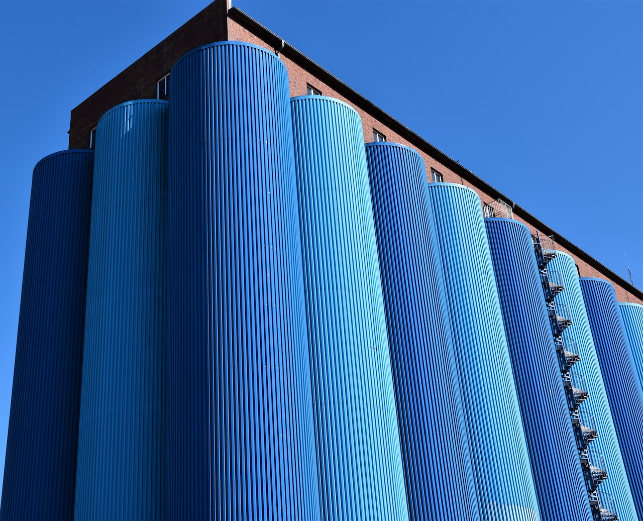 Blaue Silos