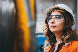 Frau mit Schutzhelm und Sicherheitsbrille